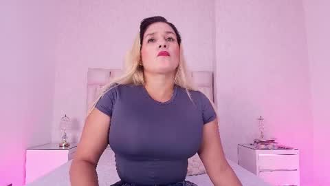 Snapshot of c_fox_ chatting on 08-01-26, 03:06 Carolina online show from 08-01-26, 03:06