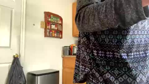 Snapshot of calishop1 chatting on 12-13-24, 06:38 calishop1 online show from 12-13-24, 06:38