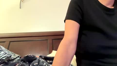 Snapshot of calishop1 chatting on 10-17-25, 03:20 calishop1 online show from 10-17-25, 03:20