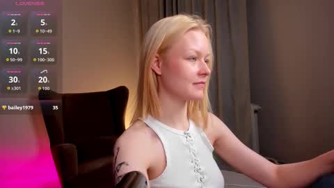 Snapshot of callista_a chatting on 10-15-25, 12:16 Robin online show from 10-15-25, 12:16