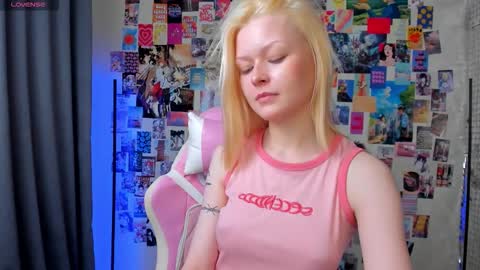 Snapshot of callista_a chatting on 10-26-25, 11:16 Robin online show from 10-26-25, 11:16