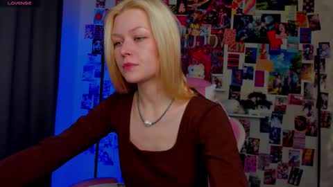 Snapshot of callista_a chatting on 11-11-25, 11:21 Robin online show from 11-11-25, 11:21