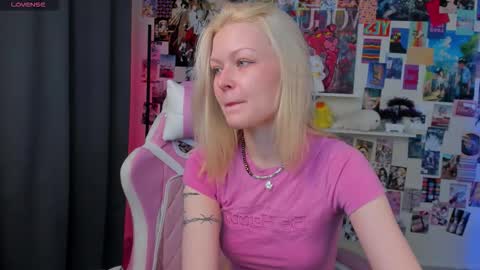 Snapshot of callista_a chatting on 11-23-25, 11:10 Robin online show from 11-23-25, 11:10