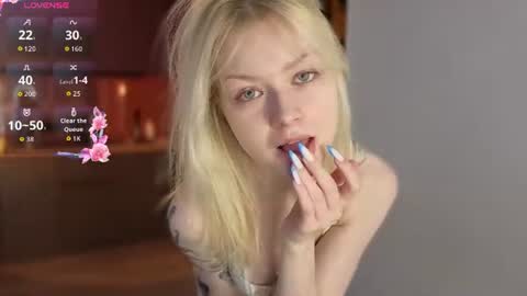 Snapshot of callista_a chatting on 06-16-26, 02:36 Robin online show from 06-16-26, 02:36