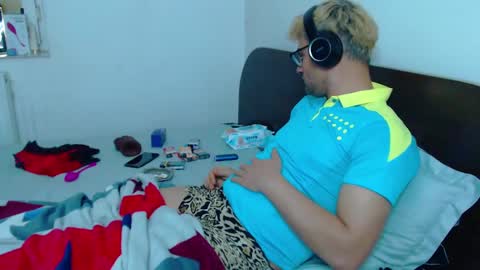 Snapshot of calvinjohnlad chatting on 02-16-25, 08:22 Calvinjohnlad online show from 02-16-25, 08:22