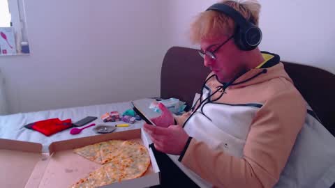 Snapshot of calvinjohnlad chatting on 02-17-25, 11:44 Calvinjohnlad online show from 02-17-25, 11:44