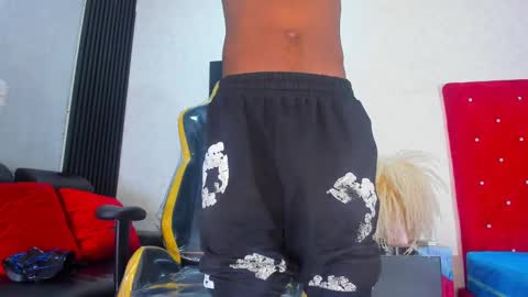 Snapshot of cam_brown chatting on 10-10-25, 04:33 online show from 10-10-25, 04:33