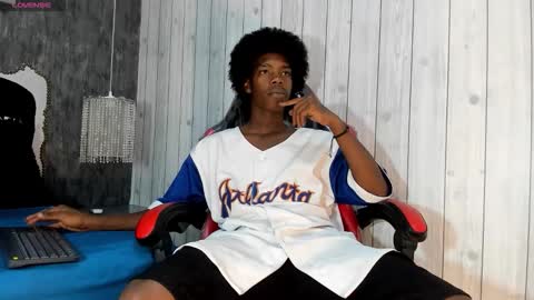 Snapshot of cam_brown chatting on 10-19-25, 04:46 online show from 10-19-25, 04:46