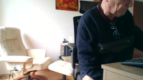 Snapshot of camcologne chatting on 01-15-25, 10:27 camcologne online show from 01-15-25, 10:27