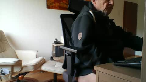 Snapshot of camcologne chatting on 01-21-25, 11:03 camcologne online show from 01-21-25, 11:03