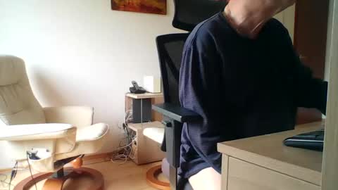 Snapshot of camcologne chatting on 10-28-25, 09:35 camcologne online show from 10-28-25, 09:35