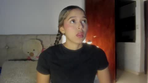 Snapshot of cami_hunter chatting on 04-20-26, 11:06 online show from 04-20-26, 11:06