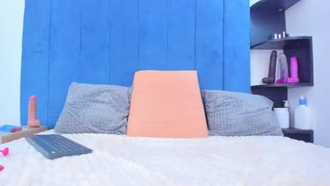 Camila online show from 03-11-25, 04:18