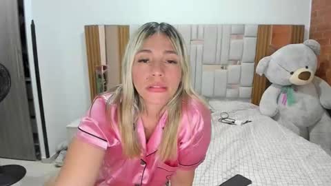 Snapshot of camilabliss chatting on 03-09-26, 03:54 Camila online show from 03-09-26, 03:54