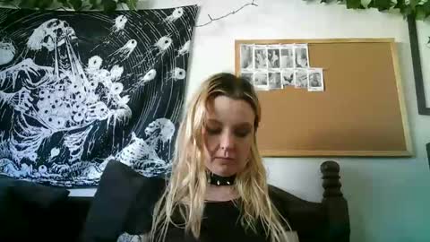 Snapshot of camille_deville chatting on 01-22-25, 12:38 Camille Deville online show from 01-22-25, 12:38