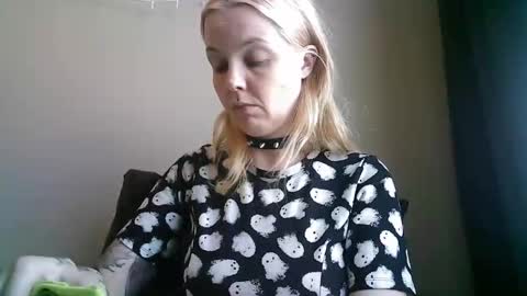 Snapshot of camille_deville chatting on 02-24-25, 03:02 Camille Deville online show from 02-24-25, 03:02