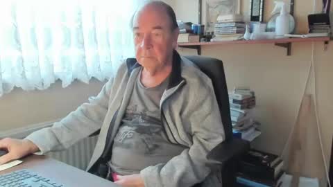 Snapshot of cammee chatting on 12-18-24, 10:08 Cammee online show from 12-18-24, 10:08