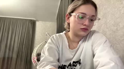 Snapshot of candelariahile chatting on 02-10-26, 02:10 candelariahile online show from 02-10-26, 02:10