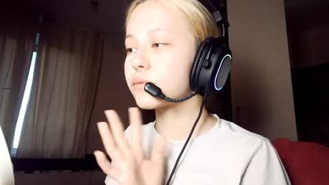 Mia online show from 04-16-26, 03:24