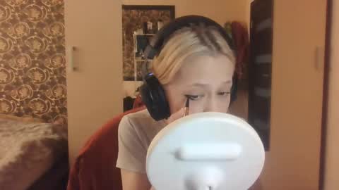 Mia online show from 04-17-26, 12:08