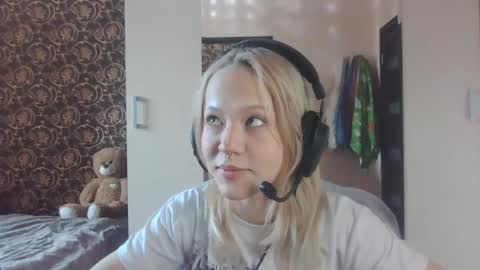 Mia online show from 04-20-26, 12:30