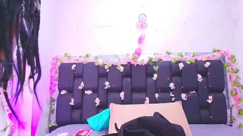 Aura  online show from 09-17-25, 11:56