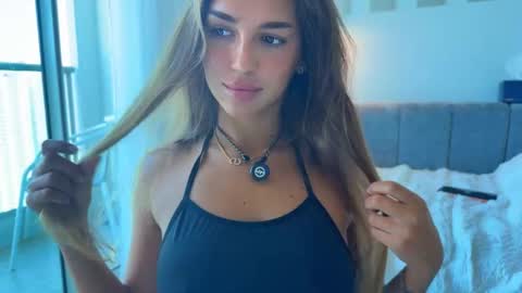 Snapshot of canikissyou_ chatting on 11-30-25, 01:09 Caroline online show from 11-30-25, 01:09