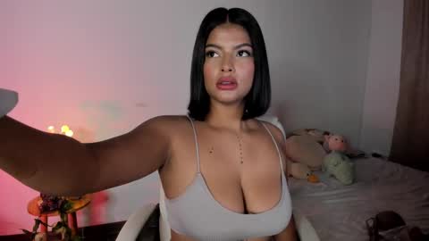 Snapshot of caramelo_xox chatting on 02-15-25, 10:44 online show from 02-15-25, 10:44