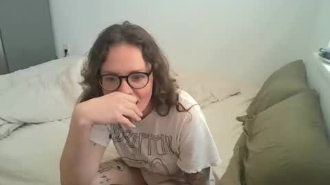 Snapshot of caraviolet chatting on 05-20-26, 06:03 caraviolet online show from 05-20-26, 06:03