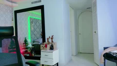 caro_adams1 online show from 01-10-26, 10:50