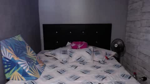 Snapshot of caro_milf_ chatting on 11-08-25, 07:01 Caro milf online show from 11-08-25, 07:01