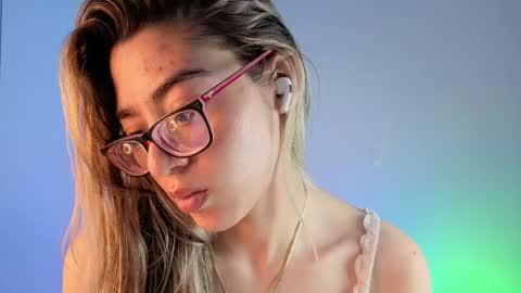 Snapshot of carolblonde chatting on 05-21-26, 11:23 Char online show from 05-21-26, 11:23