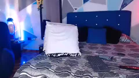 Carolin Moore online show from 12-21-25, 05:20