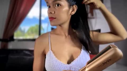Snapshot of caroline_east chatting on 05-28-26, 01:14 caroline_east online show from 05-28-26, 01:14