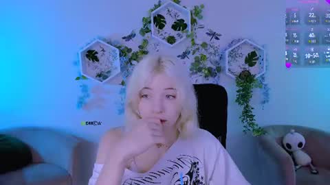 Snapshot of caroline_rosee_ chatting on 07-28-26, 07:15 Caroline online show from 07-28-26, 07:15