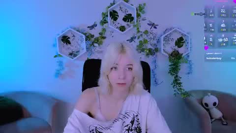 Snapshot of caroline_rosee_ chatting on 07-28-26, 07:39 Caroline online show from 07-28-26, 07:39
