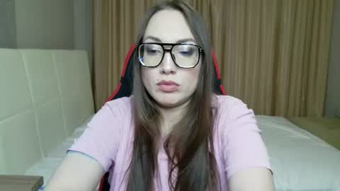 Snapshot of carolineglow_ chatting on 07-22-26, 06:22 Caroline online show from 07-22-26, 06:22