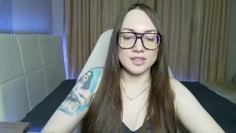 Snapshot of carolineglow_ chatting on 07-27-26, 06:04 Caroline online show from 07-27-26, 06:04