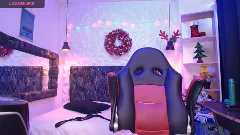 Snapshot of carolinescoth_dl chatting on 12-11-24, 08:39 Caroline Scoth online show from 12-11-24, 08:39