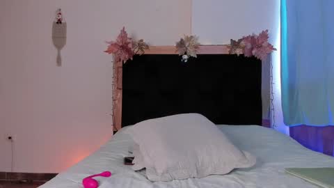 Snapshot of carorosse chatting on 12-16-24, 07:43 Caro  online show from 12-16-24, 07:43