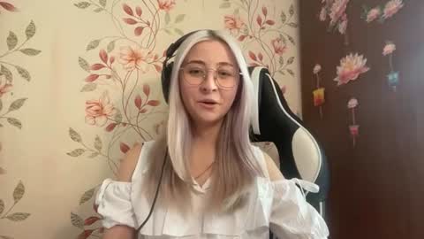 Mia online show from 06-17-26, 10:39