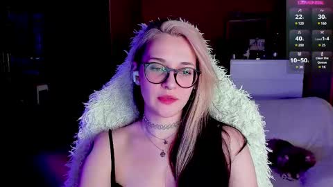 Snapshot of cassy_moore chatting on 03-10-25, 04:28 Ellie online show from 03-10-25, 04:28