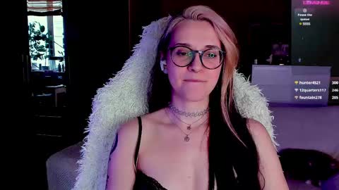 Snapshot of cassy_moore chatting on 03-10-25, 07:32 Ellie online show from 03-10-25, 07:32