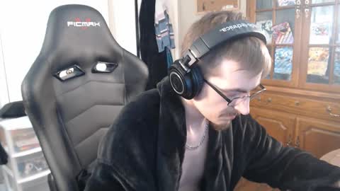 Snapshot of casuallycorrupt chatting on 10-31-25, 12:11 casuallycorrupt online show from 10-31-25, 12:11