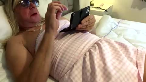 Claire online show from 09-17-25, 07:43