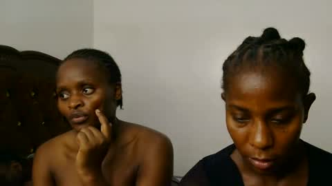 Snapshot of cecile_scarlet chatting on 07-23-26, 06:06 Cecile online show from 07-23-26, 06:06
