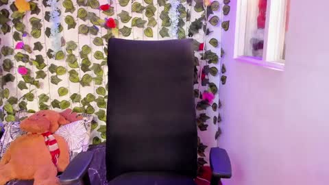 Snapshot of celestinepurple chatting on 12-14-24, 07:46 Celestineeeeee online show from 12-14-24, 07:46