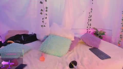 Hello guys my name is Sofi and Lizzie and  Vanessa online show from 12-19-25, 08:49