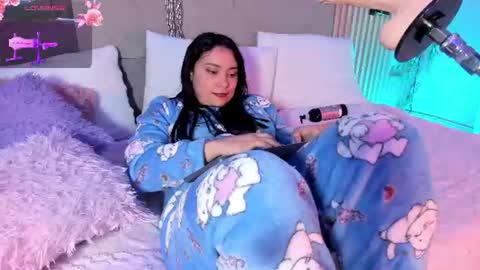 Hello guys my name is Sofi and Lizzie and  Vanessa online show from 07-25-26, 09:07