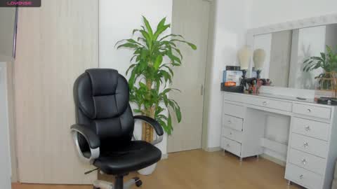 Snapshot of charlotte_tiller chatting on 12-13-24, 06:38 Yuli online show from 12-13-24, 06:38
